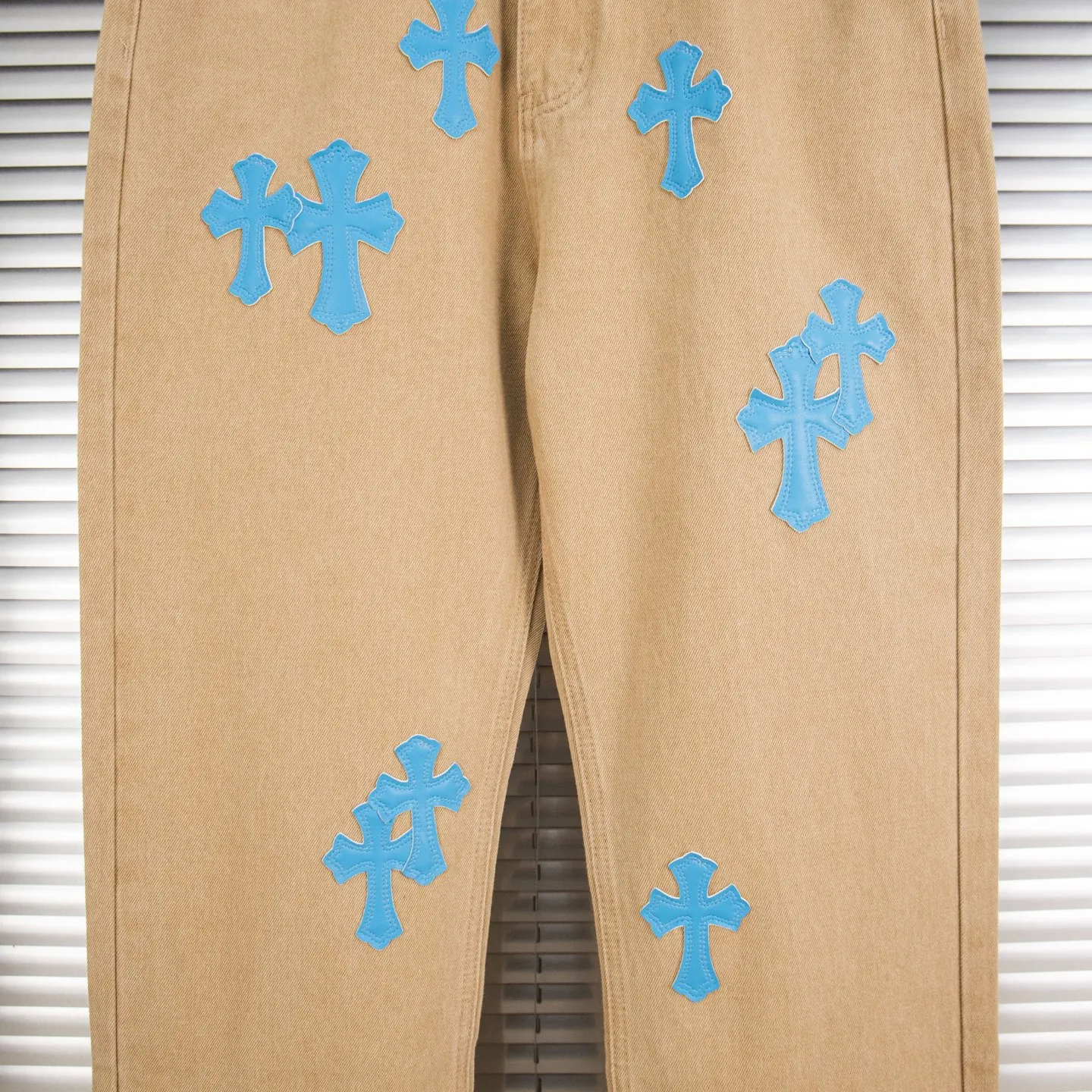 P240 Chrome Hearts 2025 New Light Blue Cross Leather Label Couple Washed Jeans This season’s hot item is sought after by countless celebrities and fashionistas. The neat details of the cutting process add color to the playful fashion! The neat and meticulous design, and the well-fitting structure is unique. The upper body not only has outstanding recognition, but also looks younger and younger. A style with the ultimate wearing meaning and performance, gorgeous color matching, and the craftsmanship of this style is also extremely extraordinary. After the finished product is washed, it is disassembled and hand-made with sheepskin cross leather and then spliced ​​together to complete. The whole piece has too many craftsmanship to describe. It is decorated with patchwork cross flowers and high-waisted washed jeans! ! Absolutely high-end luxury product, a god-level single product, a super popular product, made with top heavy industry, a magic weapon that cannot be missed. Style number: 1867# Size: 28 30 32 34 Color: khaki blue